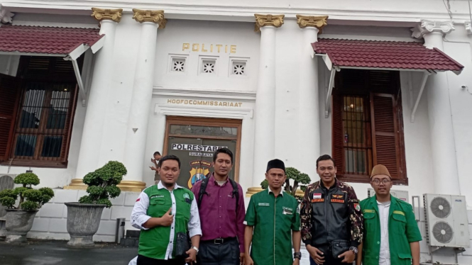LBH Ansor Surabaya melaporkan Faizal Assegaf.