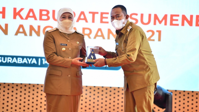 Bupati Sumenep terima WTP dari Gubernur Khofifah.