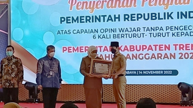 Bupati Trenggalek M Nur Arifin menerima WTP dari Khofifah.
