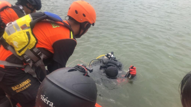Petugas SAR mencari korban tenggelam di Sungai Brantas.