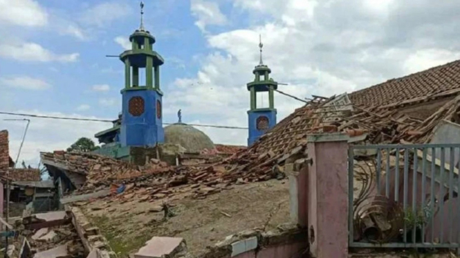Bangunan rusak karena gempa Cianjur.