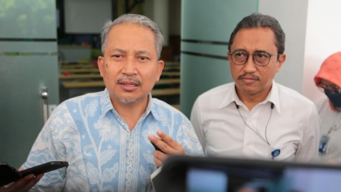 Guru Besar ITS, Prof Joni Hermana didampingi Dirut PDAM Surya Sembada