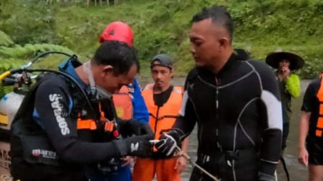 Tim SAR pencari korban tenggelam di Embung Pandan Wangi.