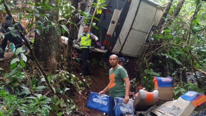 Bus masuk jurang di Magetan, Jawa Timur