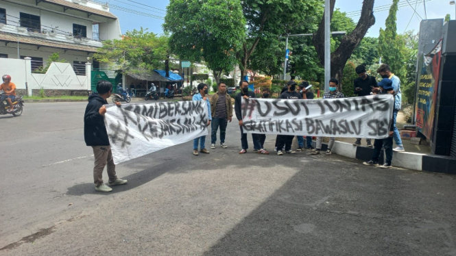 Massa SSC berunjuk rasa di Kejari Surabaya.