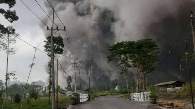 Pemandangan erupsi Gunung Semeru Lumajang