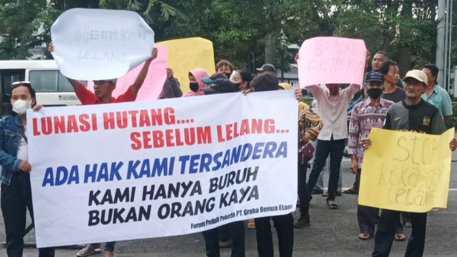 Aksi karyawan PT GBE di depan Gedung KPKNL Surabaya