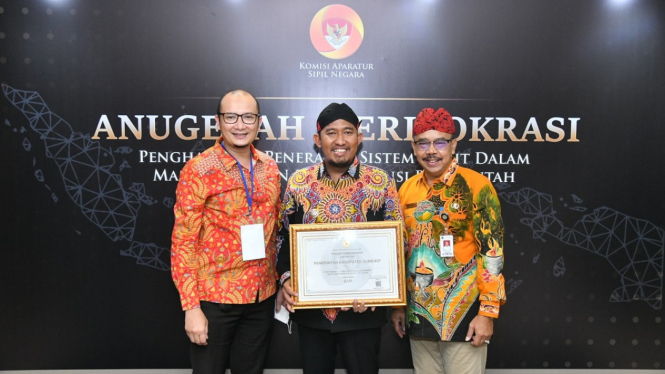 Bupati Sumenep Achmad Fauzi terima penghargaan KASN 2022.