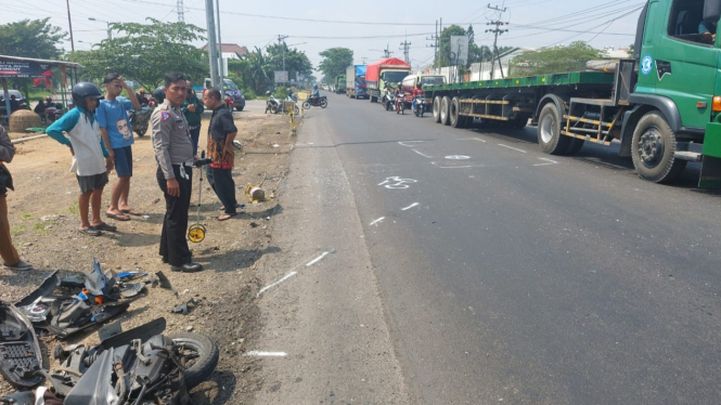 Polisi olah TKP kecelakaan maut di Kota Mojokerto.