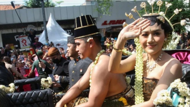 Kirab mempelai Kaesang dan Erina di Solo, Jawa Tengah