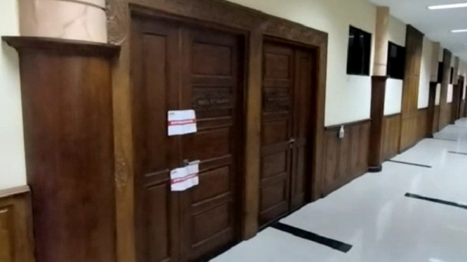 Pintu Ruangan Wakil Ketua DPRD Jatim Disegel KPK