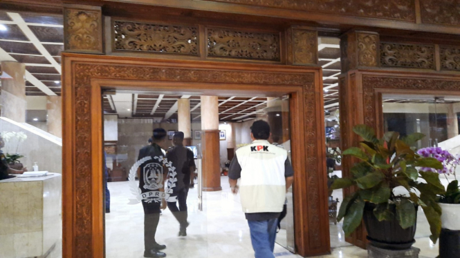 Petugas KPK memasuki gedung DPRD Jawa Timur