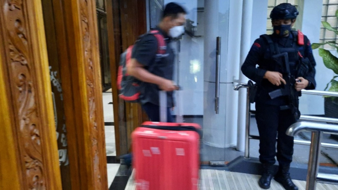 Tim KPK keluar dari Gedung DPRD Jatim membawa koper berwarna merah.