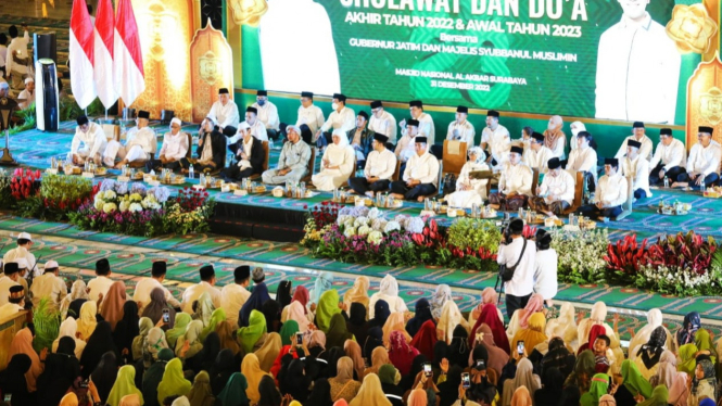 Suasana acara Solawat dan Doa Akhir Tahun di Masjdi Al Akbar Surabaya