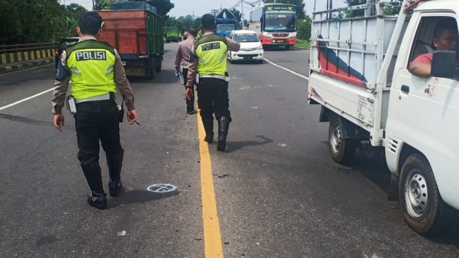 Polisi saat olah TKP Kecelakaan Lalulintas di Mojokerto