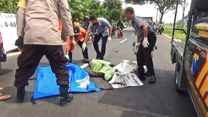 Polisi mengevakuasi pemotor tewas kecelakaan di Jombang.
