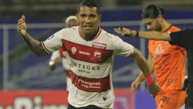 Beto Goncalves cetak gol saat melawan Persiraja Banda Aceh