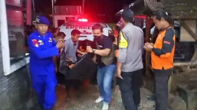 Petugas mengevakuasi jasad korban tenggelam di Pantai Prigi.