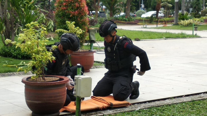 Penjinak bom mengecakuasi granat di Taman Balai Kota Surabaya