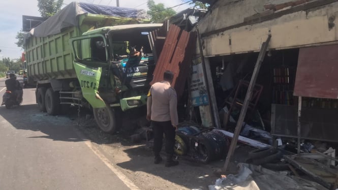 Kondisi rumah yang disasak dump truk di Mojokerto