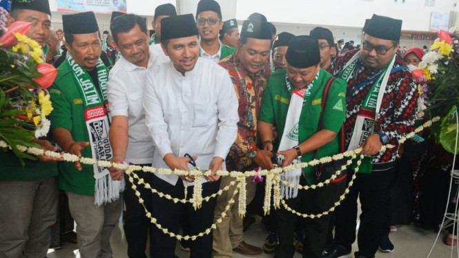 Wagub Jatim Emil Dardak Melepas 1.300 Peserta Umrah