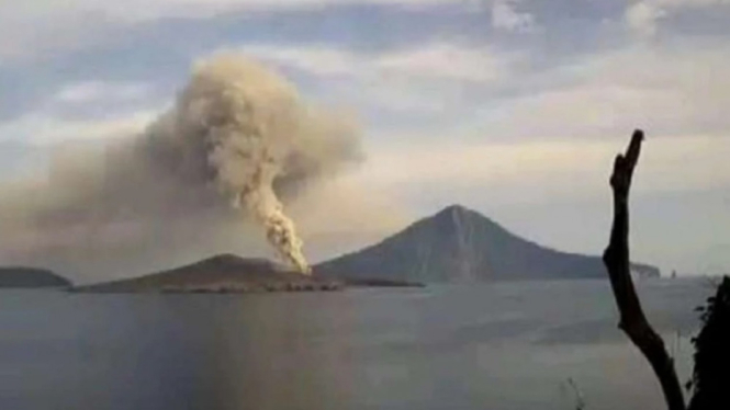 Gunung Anak Krakatau menghembuskan abu vulkanik