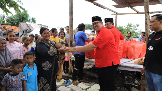 Kader PDIP membagikan makanan kepada warga di Surabaya