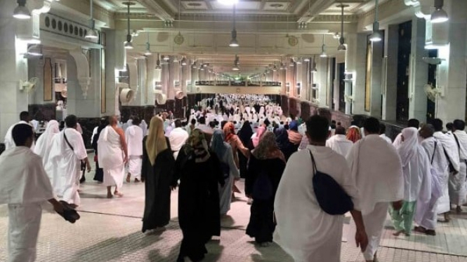 Ribuan umat melakukan tawaf dan peribadatan di Masjidil Haram, Mekah.