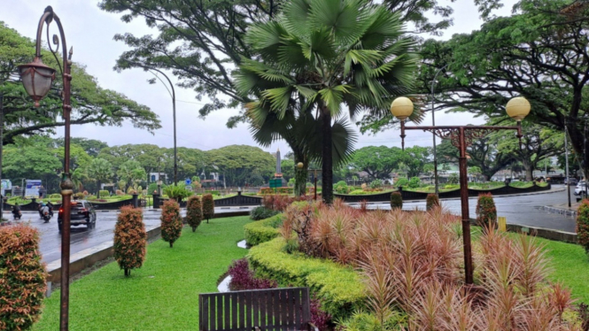 Instalasi lampu taman di seputar alun-alun tugu Kota Malang