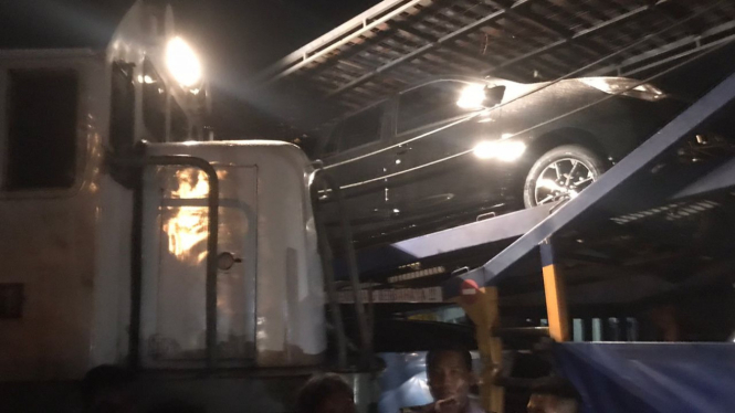 Truk pengangkut mobil dihantam kereta api di Mojokerto