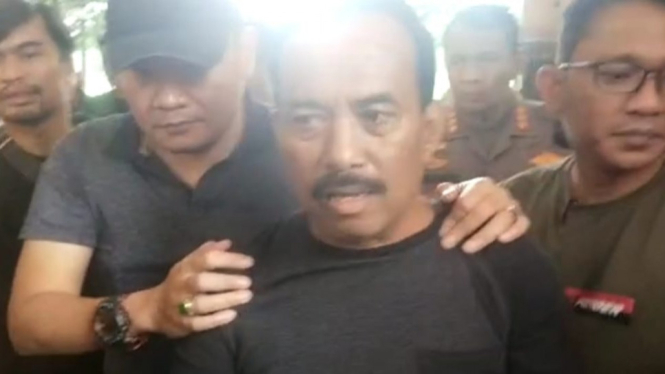 Mantan Wali Kota Blitar Samanhudi Anwar ditangkap aparat Polda Jatim.
