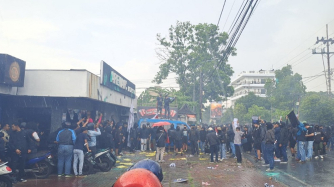 Demo di depan kantor Arema FC
