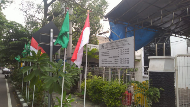 Bendera Merah Putih dan bendera NU di depan GKI Sidoarjo