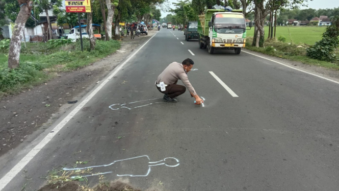 Polisi sedang cek lokasi kejadian tabrakan di Jombang