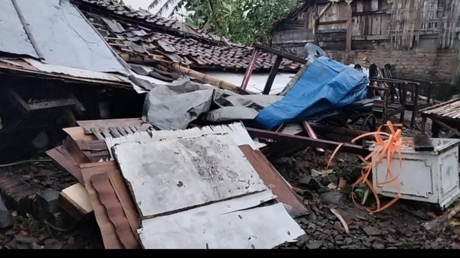 Evakuasi rumah Asmaul Husna di Banjardowo, Jombang