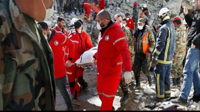 Tim Penyelamat membawa jenazah korban reruntuhan gempa Turki
