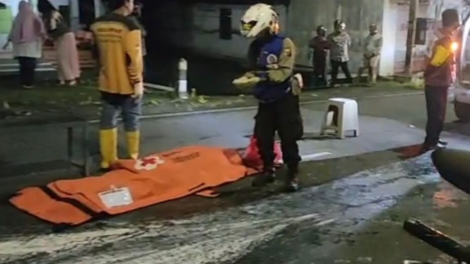 Evakuasi korban terlindas tronton di Mojokerto