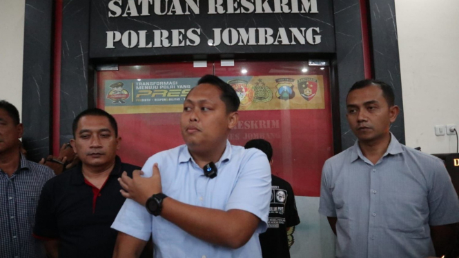 Satreskrim Polres Jombang saat pres release di Mako polres Jombang