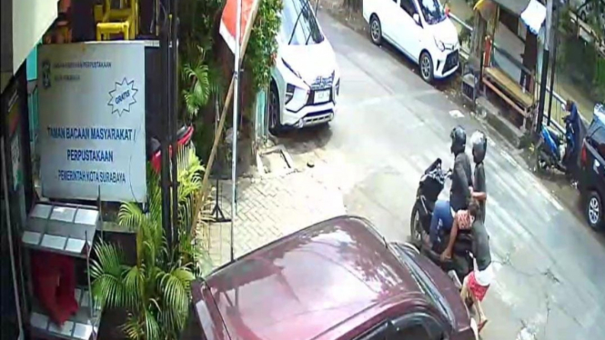 Tangkapan layar CCTV rekam aksi pelaku penjambretan