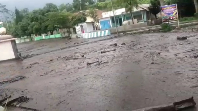 Suasana banjir bandang di Kecamatan Ijen Bondowoso
