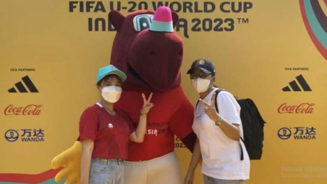 Sejumlah warga berpose dengan maskot Piala Dunia U-20 2023
