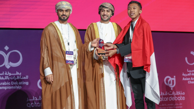 Husain menerima penghargaan dari ajang Debat Internasional di Qatar.