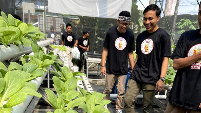 Aksi Bersih Lingkungan dan Berbagi Sayur Hidroponik