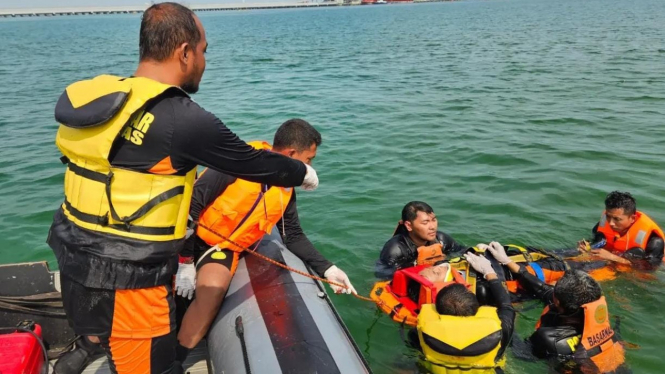 Tim SAR Gabungan saat menolong 15 ABK akibat kapal tertabrak