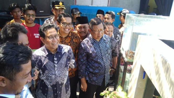 Abdul Halim Iskandar meninjau budidaya Ikan Mas Koki terintregrasi