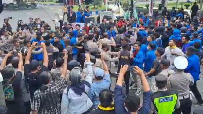 Demo mahasiswa kelompok Cipayung di depan pendopo Kabupaten Jombang
