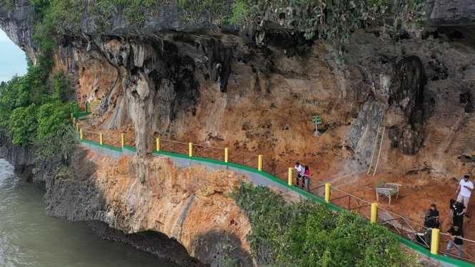 Destinasi wisata alam Batu Cangga di Pulau Gili Iyang