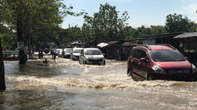 Jalur Alternatif Mojokerto - Jombang Terendam Banjir