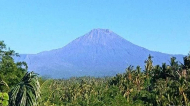 Panorama Gunung Rinjani ketika dipotret dari Desa Toya, NTB