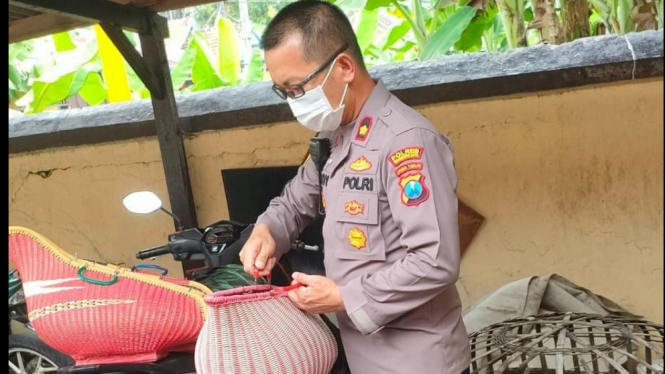 Polsek Magersari  Mojokerto saat Mengamankan Tempat Judi Sabung Ayam
